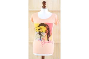 Top met print, kleur wit of abrikoos maat S/M  L/ XL (nieuw)