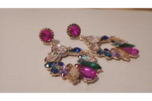 Nieuwe oorbellen kleurrijke oorbellen.