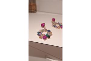 Nieuwe oorbellen kleurrijke oorbellen.