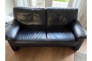 2 zits bank bekleed met donkerblauw leder.
