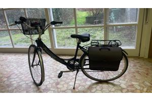 Nette damesfiets stadsfiets met lage instap, mand voorop