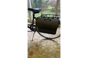 Nette damesfiets stadsfiets met lage instap, mand voorop