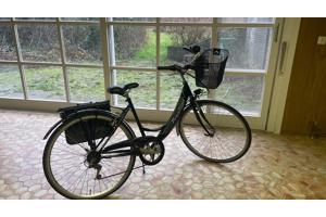 Nette damesfiets stadsfiets met lage instap, mand voorop