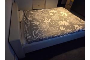 Tweepersoonsbed met lattenbodem en matrassen