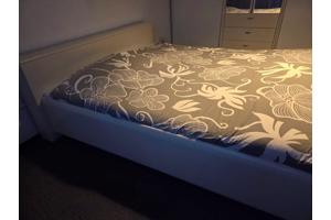 Tweepersoonsbed met lattenbodem en matrassen