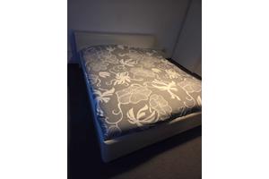 Tweepersoonsbed met lattenbodem en matrassen