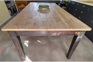 grote, rustieke eettafel, donkere poten, licht blad
