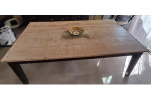 grote, rustieke eettafel, donkere poten, licht blad