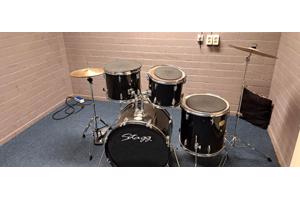 Gratis af te halen: Mooi gebruikt Stagg drumstel!
