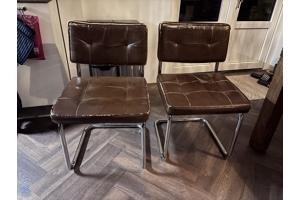Twee eetkamer stoelen