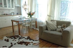 Houten eettafel en 4 witte stoelen