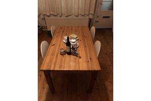 Houten eettafel en 4 witte stoelen