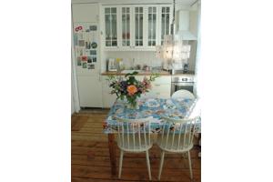 Houten eettafel en 4 witte stoelen