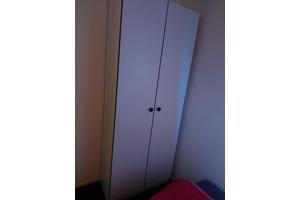 Witte kast met planken