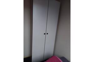 Witte kast met planken