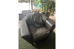 Twee comfortabele leren fauteuils