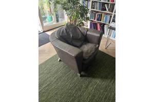 Twee comfortabele leren fauteuils