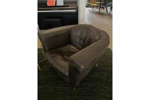 Twee comfortabele leren fauteuils