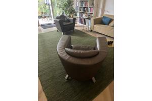 Twee comfortabele leren fauteuils