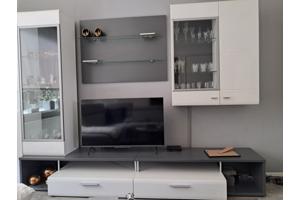 Nog in goede staat wandmeubel plus eettafel