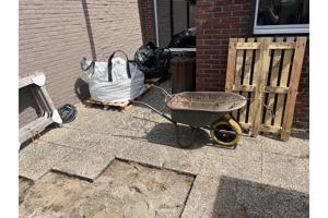 +/- 80 grindtegels van 60x40 af te halen