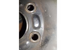 Set winterbanden op velg