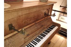 klassieke houten piano met mooie details