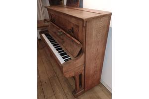 klassieke houten piano met mooie details