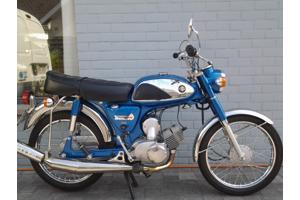 oldtimer Suzuki A100 nieuwstaat