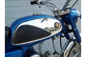 oldtimer Suzuki A100 nieuwstaat