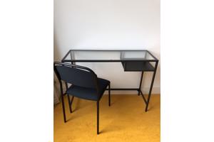 Laptoptafel en bijpassende stoel