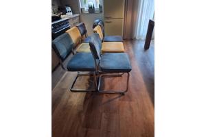 Gratis 6 eetkamer stoelen