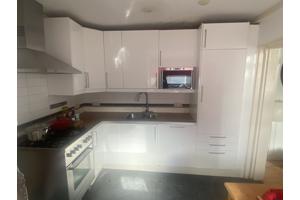 Keuken inclusief afwasmachine en magnetron