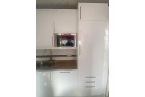Keuken inclusief afwasmachine en magnetron