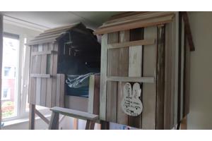 Huisjesbed, bureaus, stoelen en kleed.