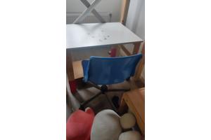 Huisjesbed, bureaus, stoelen en kleed.