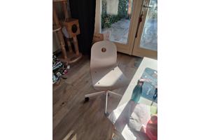 Huisjesbed, bureaus, stoelen en kleed.