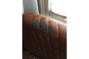 2 fauteuils met beschadigingen in cognackleur