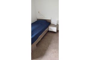 Bed, nachtkastje, kledingkast