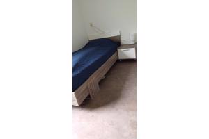 Bed, nachtkastje, kledingkast