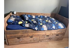 Steigerhouten bed