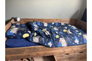 Steigerhouten bed