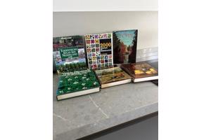 Vele boeken in goede staat om af te halen om ruimte in boekenkast te krijgen