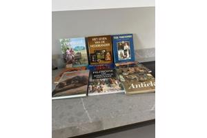 Vele boeken in goede staat om af te halen om ruimte in boekenkast te krijgen