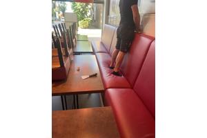 Heeft aandacht nodig goede en minder goede stoelen en banken