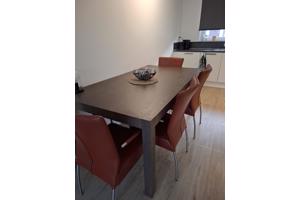 Eettafel met 4 stoelen en bijbehorende salontafel