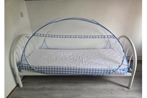1 persoonsbed met matras en klamboe