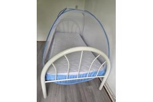 1 persoonsbed met matras en klamboe