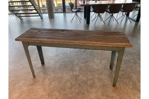 Retro tafel met metalen poten / onderstel