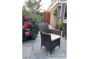 6 bruine tuinstoelen met kussen